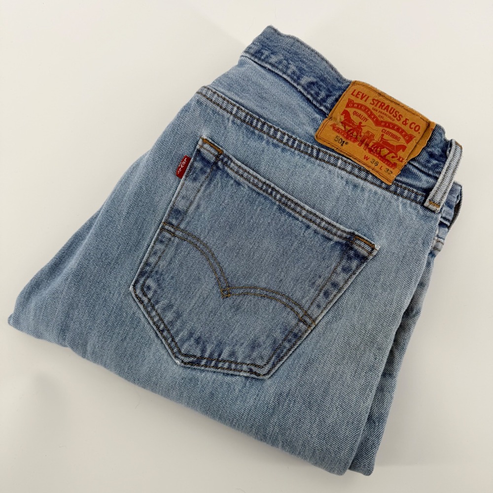 Levis 501 Original Fit Straight Leg Button Fly Jeans 36x31 Light Wash Blue